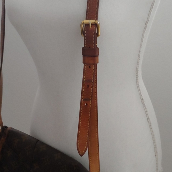 Authentic Louis vuitton menilmontant crossbody - Picture 3 of 14